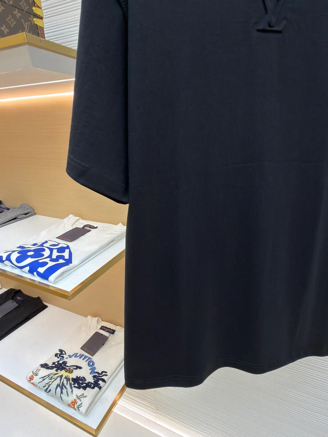 LOUISVUITTON embossed small label T-shirt ●Authentic product: purchased and developed at 5450 ●Item number: 1680100-A00 ●Fabric: pure cotton fabric ●Technology: embossed production ●Version: fitted version ●Weight: about 330 grams ●Size: XS-S-M-L ●Description: Fabric is 40S/2 Double-strand smooth cotton plain weave, dust-free wool processing; matching 40s single-strand combed cotton, 280g cylindrical machine rib. The front panel is stamped and filled. After low-temperature stamping with a steel stamp, the inside is filled with foam cotton. The bottom surface is directly sealed with low-temperature hot melt glue at 80 degrees Celsius. The integrated machine operation makes the relief pattern three-dimensional and full and stylish. High-quality products require natural and beautiful products. The overall wiring is straight and delicate, the fabric is comfortable and soft, and the color is consistent without color difference. It can be matched with the same style to create a fashionable look and control various occasions. Customized accessories, complete with three standards, same style for men and women!